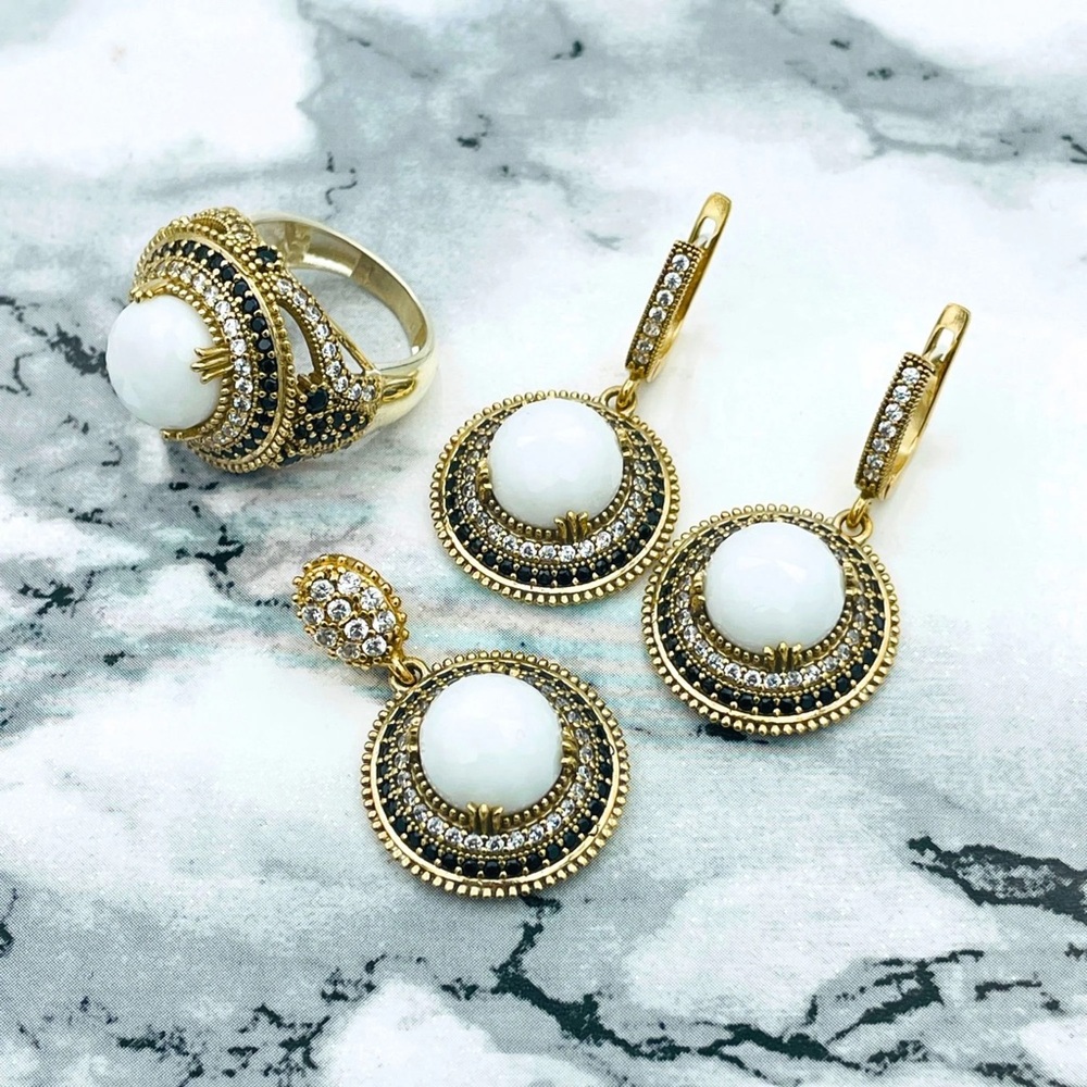 Elegant Gold and White Jewelry Set - Picture 2 of 6